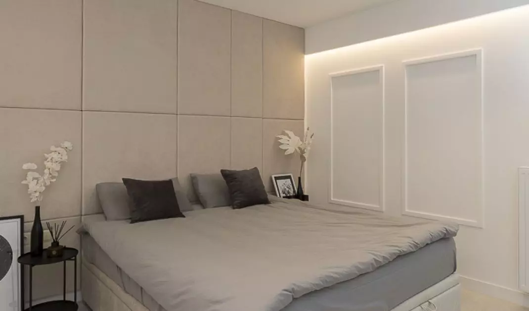 The arrangement is kept in warm tones