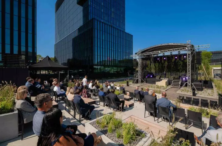 An urban square to become a place of relaxation and entertainment for employees from the office space 