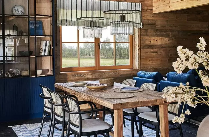 The carpet in the dining room is inspired by old Zakopane kilims