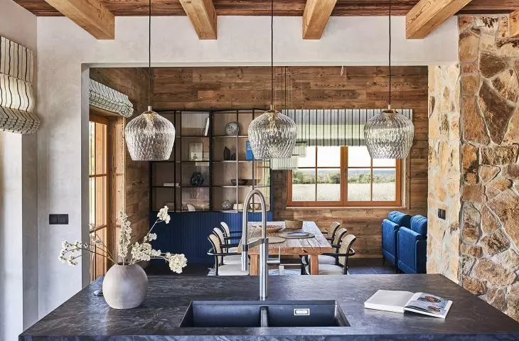  Above the tabletop hangs lamps made of ornamental glass