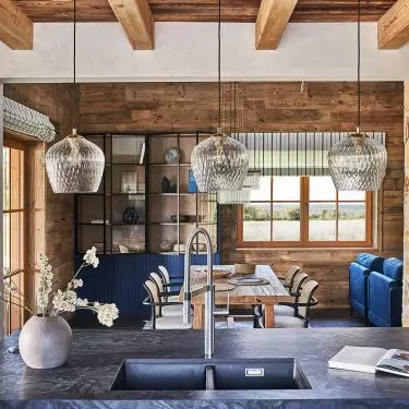 Above the tabletop hangs lamps made of ornamental glass