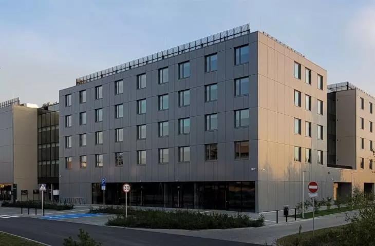 dom studencki „Meteor” w kampusie Morasko, Poznań, proj. Dedeco