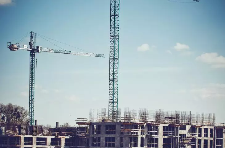 „Postawiłbym tezę, że deweloperzy w Polsce nie tyle  zarabiają na budowaniu mieszkań, co na rencie urbanistycznej. Sprzedają mieszkania z gruntami, które są już znacznie droższe niż w chwili pierwotnego zakupu.”