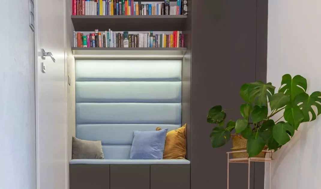 Miejsce pod schodami to świetna przestrzeń na biblioteczkę