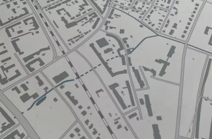 Na posadzce znajduje się plan miasta