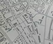 Na posadzce znajduje się plan miasta