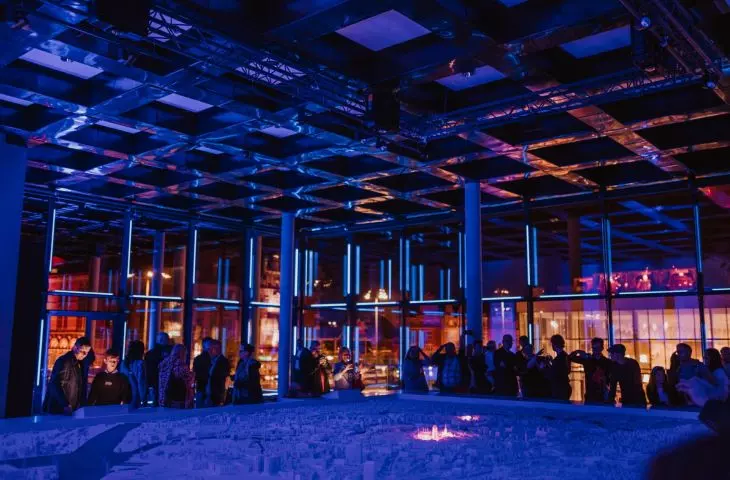 Evening opening of the Water Artistry. The room with the model 