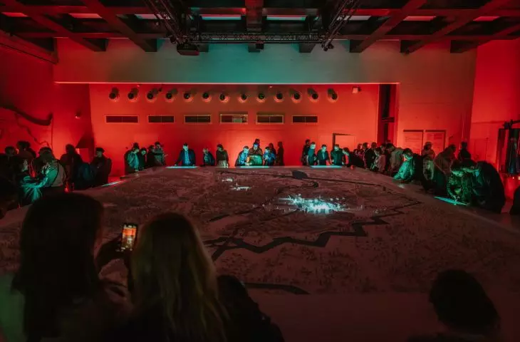 Evening opening of the Water Artistry. The room with the model 