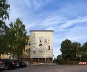  mural został zrealizowany przez Traffic Design na ścianie Zespołu Szkół numer 6 w Gdyni. 