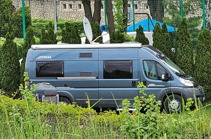 jest wiele możliwości: campervan to auto mogące uchodzić za zwykłego vana — co w praktyce często się przydaje i ułatwia podróżowanie