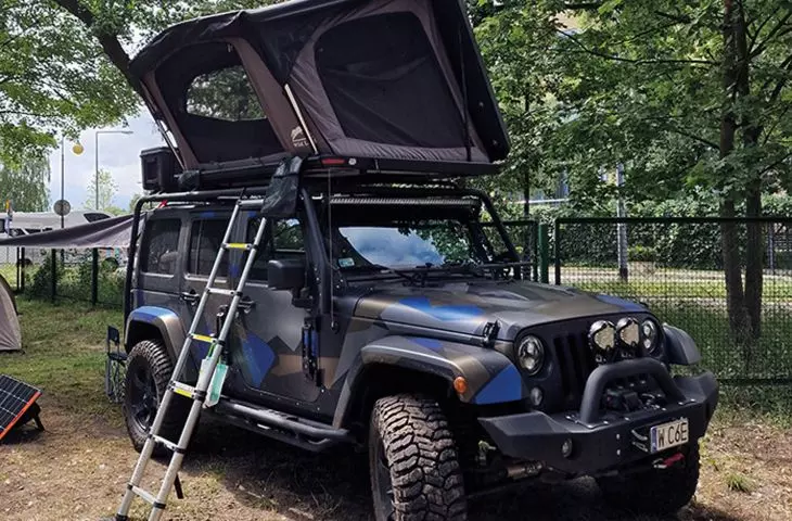 jest wiele możliwości: campervan to auto mogące uchodzić za zwykłego vana — co w praktyce często się przydaje i ułatwia podróżowanie