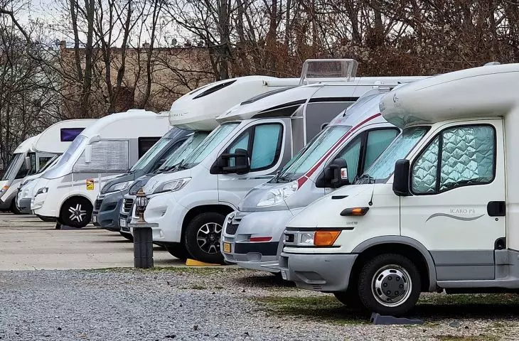 na zachód od Odry kamperów gwałtownie przybywa, trzeba tu pamiętać o rezerwowaniu miejsc na campingach często nawet w zimie; tu — Berlin w Sylwestra