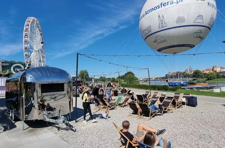 jest też w branży nomadic design szczególny — te lśniące, metalowe amerykańskie obłe kształty — obłędne