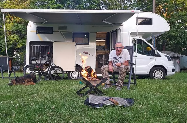 zwykle miesiącami w ogóle nie jem mięsa, ale przy ognisku — przepraszam za wszystko — czasem kiełbaska się zdarzy… z musztardą…
