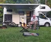 zwykle miesiącami w ogóle nie jem mięsa, ale przy ognisku — przepraszam za wszystko — czasem kiełbaska się zdarzy… z musztardą…