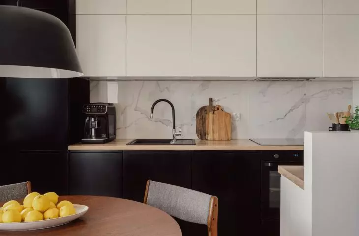 The arrangement is based on a combination of white, wood and dark accents