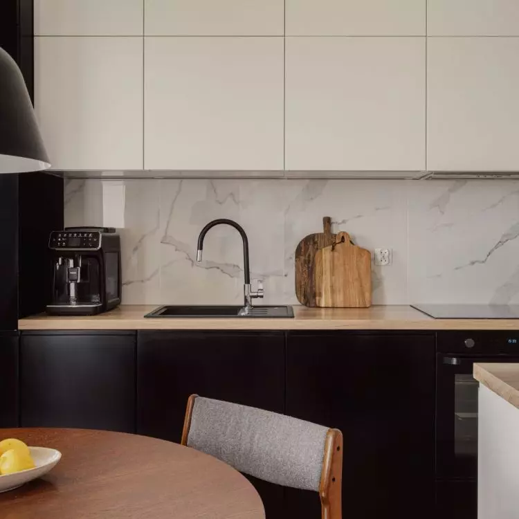 The arrangement is based on a combination of white, wood and dark accents