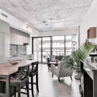 In which rooms will a concrete ceiling look best? It is the perfect finish for spacious lofts and modern interiors with lots of warm accessories