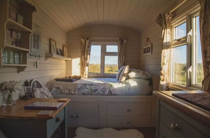 When decorating a romantic bedroom, pay attention to details such as airy curtains in the windows or decorations on the walls
