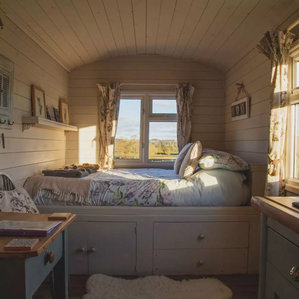 When decorating a romantic bedroom, pay attention to details such as airy curtains in the windows or decorations on the walls