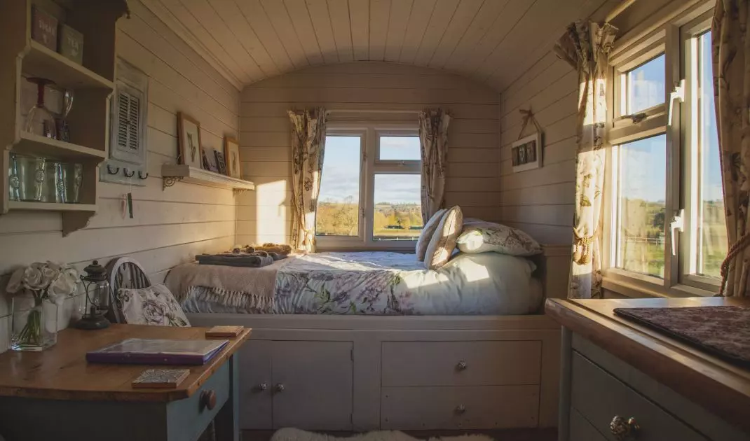When decorating a romantic bedroom, pay attention to details such as airy curtains in the windows or decorations on the walls