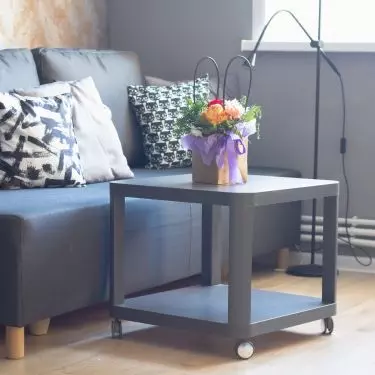 Take advantage of the functionality of furniture on wheels. With just a few moves, your coffee table will turn into a cabinet, shelf or footstool. 