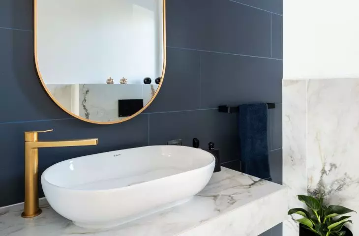 The navy blue wall is the focal point of the arrangement