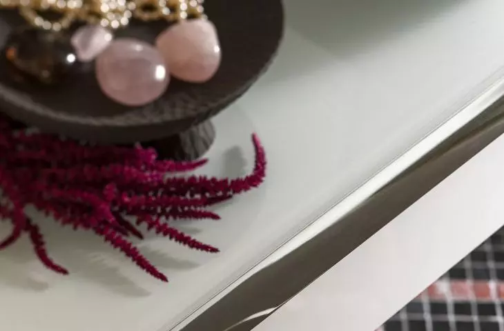The washbasin also serves as a dressing table