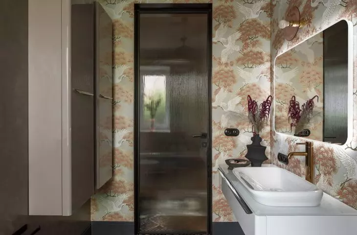 Wallpaper with cranes motif is the main decoration of the interior