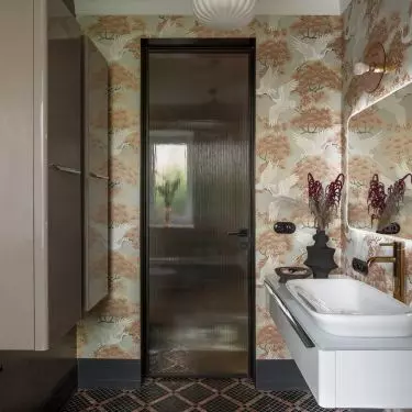 Wallpaper with cranes motif is the main decoration of the interior