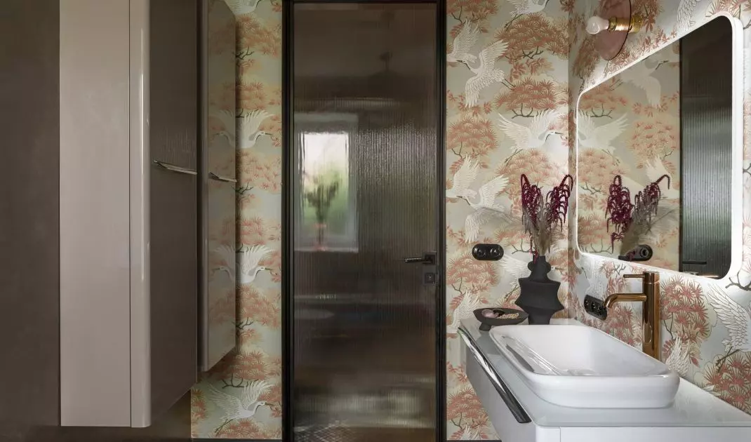 Wallpaper with cranes motif is the main decoration of the interior