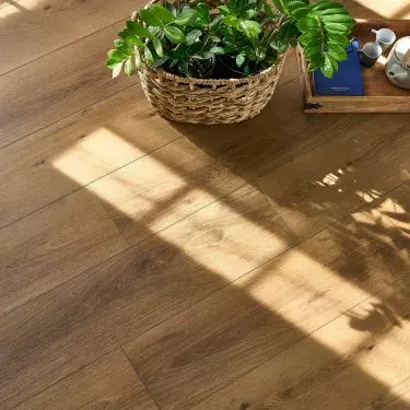 Panele winylowe są odporne na zadrapania, plamy i uszkodzenia mechaniczne