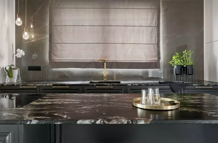 The island is equipped with electrical outlets that allow you to use kitchen appliances on its countertop