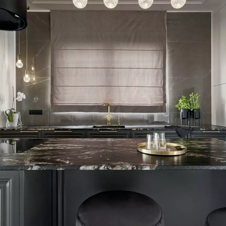 The island is equipped with electrical outlets that allow you to use kitchen appliances on its countertop
