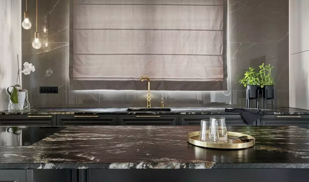 The island is equipped with electrical outlets that allow you to use kitchen appliances on its countertop