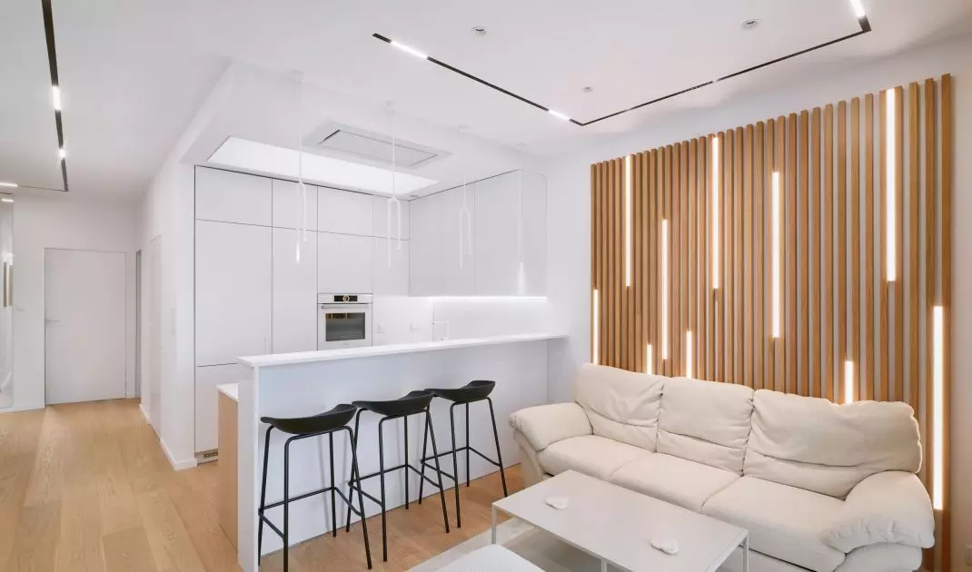 The arrangement of the apartment was to be minimalist, but cozy