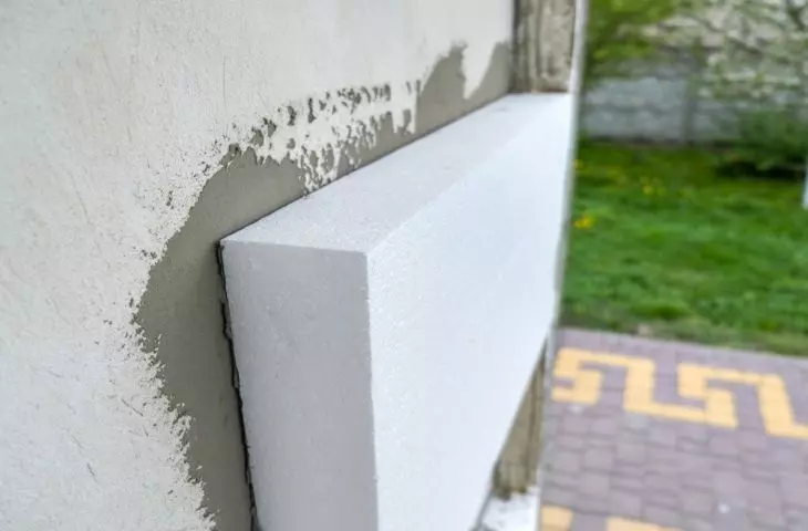 Styropian jest idealny do zastosowań w miejscach narażonych na wilgoć, takich jak piwnice, podłogi, izolacja cokołów czy zielonych dachów