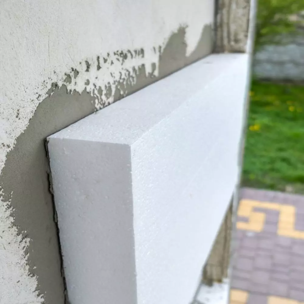 Styropian jest idealny do zastosowań w miejscach narażonych na wilgoć, takich jak piwnice, podłogi, izolacja cokołów czy zielonych dachów