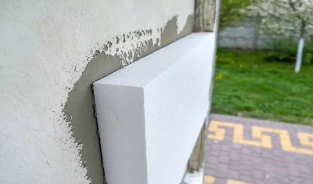 Styropian jest idealny do zastosowań w miejscach narażonych na wilgoć, takich jak piwnice, podłogi, izolacja cokołów czy zielonych dachów