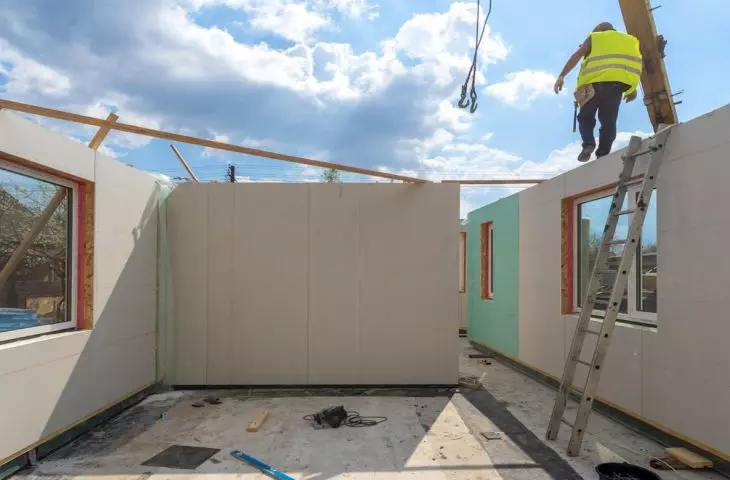 Elementy prefabrykowane przyspieszają proces budowlany i gwarantują solidność budynku. Ważne jest jednak, by były one właściwie montowane. Aby to osiągnąć, niezbędny jest specjalistyczny sprzęt oraz doświadczenie w ich instalacji. 