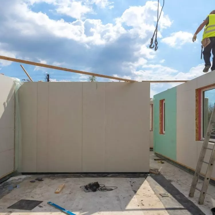 Prefabricated elements speed up the construction process and guarantee the solidity of the building. However, it is important that they are properly installed. To achieve this, specialized equipment and experience in their installation are required. 