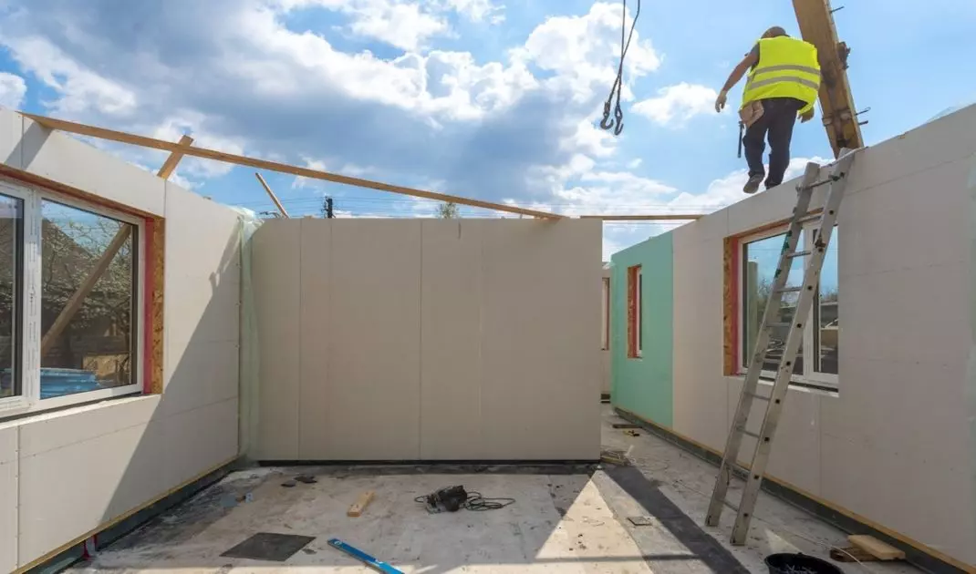 Prefabricated elements speed up the construction process and guarantee the solidity of the building. However, it is important that they are properly installed. To achieve this, specialized equipment and experience in their installation are required. 