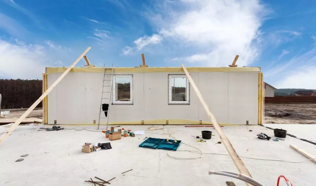 There is no denying that the main advantage of prefabricated houses is the lightning-fast construction time. These structures are able to be built in a surprisingly short time, which significantly shortens the wait for a new home