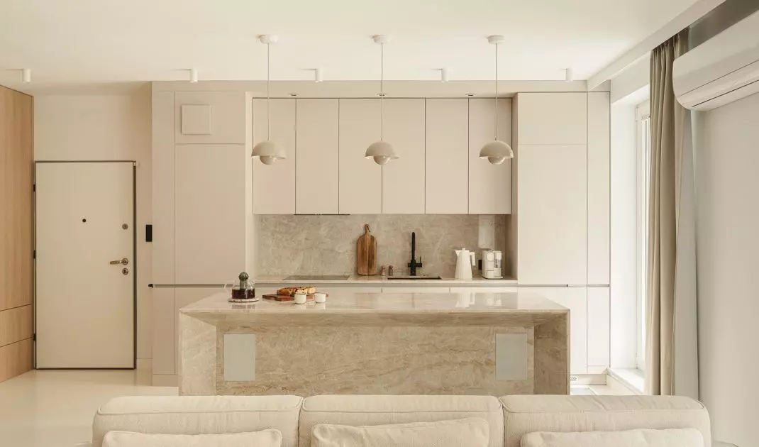 The main role in the arrangement is played by stone