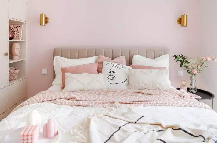 The highlight of the arrangement is, of course, the bed