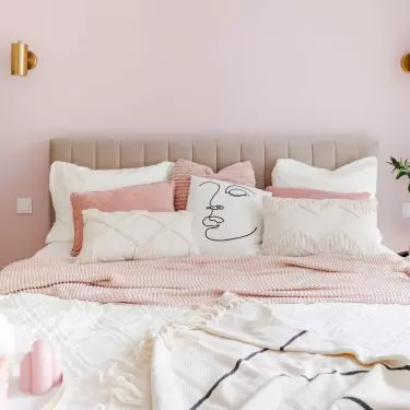 The highlight of the arrangement is, of course, the bed