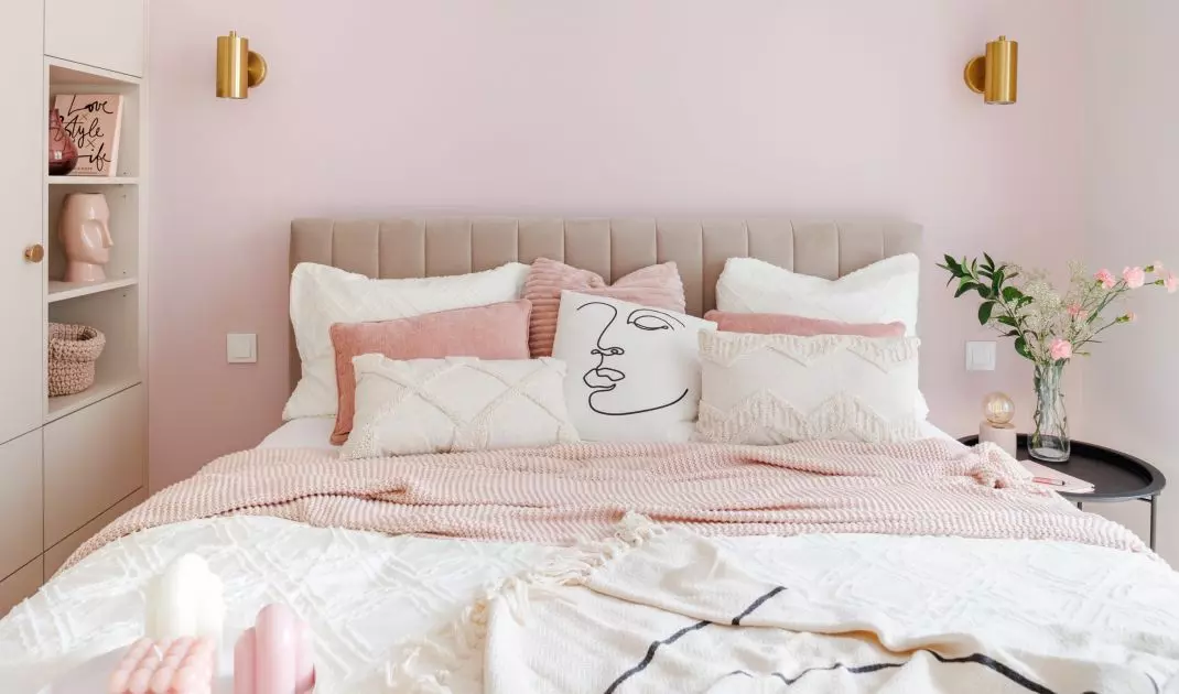 The highlight of the arrangement is, of course, the bed