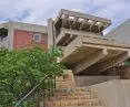 dom własny Yasmeen Lari w Karaczi zdradza silne inspiracje zachodnim modernizmem i brutalizmem