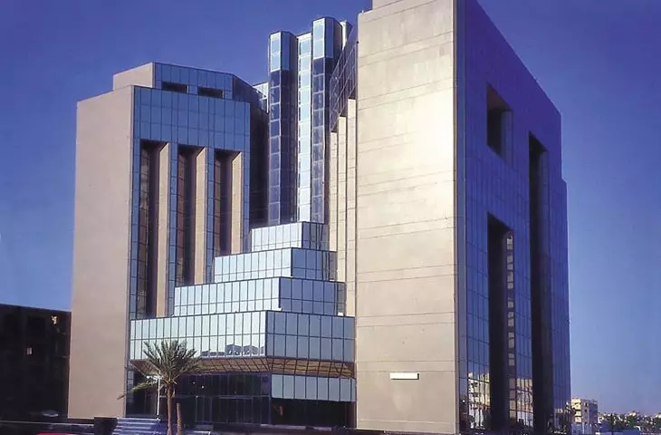 w okresie, który Lari określa jako „bycie starchitektką”, jej twórczość pozostawała pod silnym wpływem architektury Zachodu; na zdjęciu: Pakistan State Oil House w Karaczi
