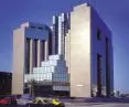 w okresie, który Lari określa jako „bycie starchitektką”, jej twórczość pozostawała pod silnym wpływem architektury Zachodu; na zdjęciu: Pakistan State Oil House w Karaczi